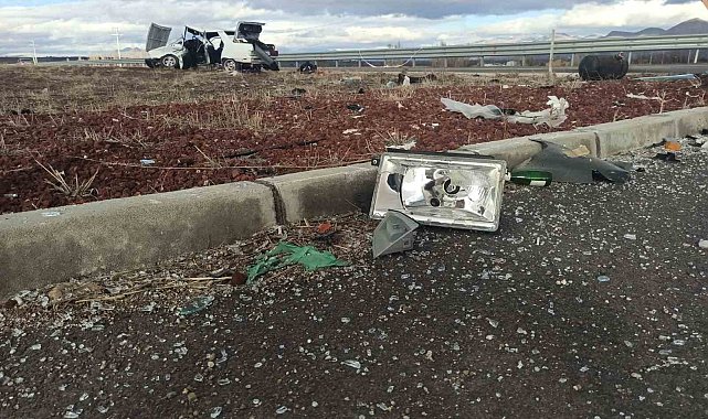 Kavşakta iki otomobil çarpıştı: 1 ölü, 1 yaralı
