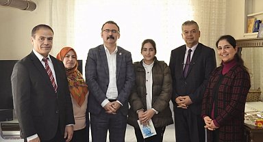 Kaymakam Ateş, öğrencilerin evine misafir oldu