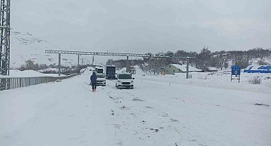 Kayseri-Malatya kara yolunda mahsur kalan yolcular, Gürün ilçesinden uğurlandı