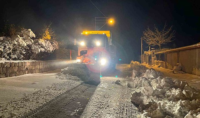 Kayseri'de kar yağışı ve tipi nedeniyle 128 yol ulaşıma kapalı