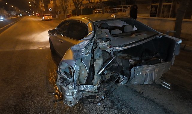 Kaza yapan otomobilin dönerek savrulduğu anlar kameraya yansıdı: 2 yaralı