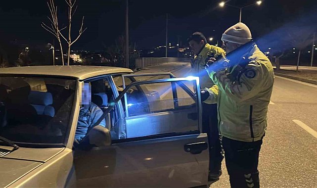 Kazayla ilgilenen polis ekiplerini gördü, sürücü değiştirse de cezadan kaçamadı