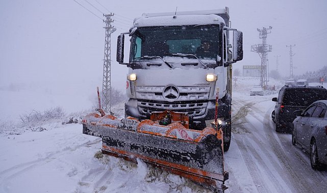 Keçiören Belediyesi, karla mücadeleye aralıksız devam ediyor