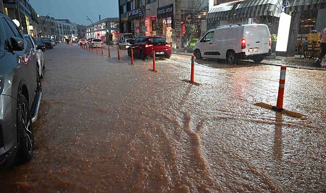 Kemer'de sağanak etkili oldu