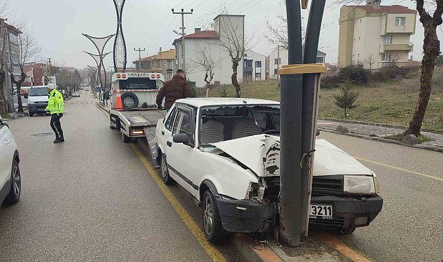 Keşan'da aydınlatma direğine çarpan otomobildeki 2 kişi yaralandı