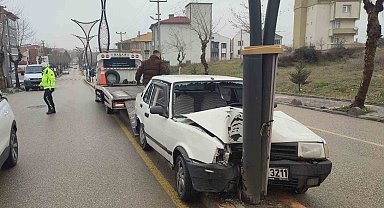 Keşan'da aydınlatma direğine çarpan otomobildeki 2 kişi yaralandı