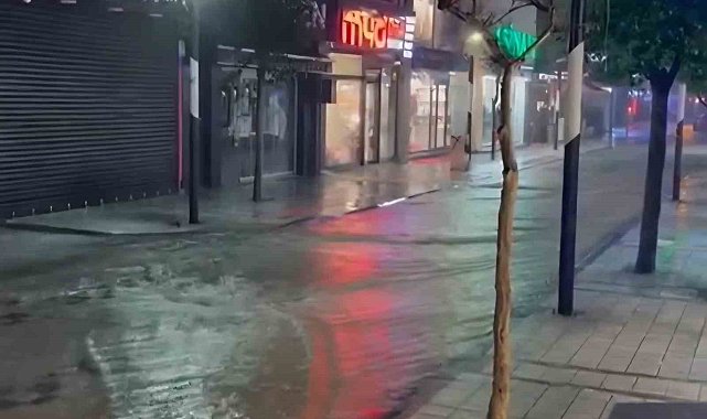 Kırklareli'nde sağanak yağış hayatı olumsuz etkiledi: Cadde ve sokaklar göle döndü