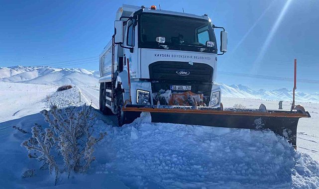 Kırsalda kapalı yol kalmadı: Büyükşehir 266 mahalle yolunu ulaşıma açtı