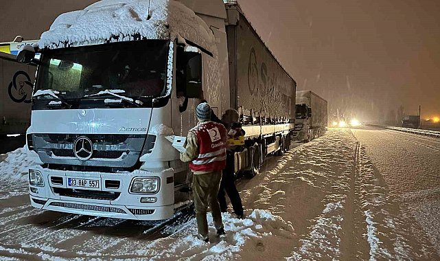 Kızılay'dan Tendürek Geçidi'nde sürücülere sıcak destek