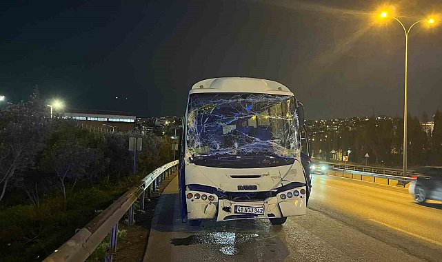 Kocaeli'de servis minibüsü tıra çarptı: 6 yaralı