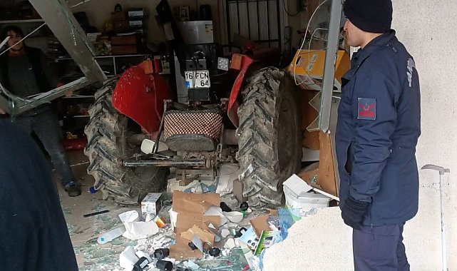 Kontrolden çıkan traktör iş yerine daldı