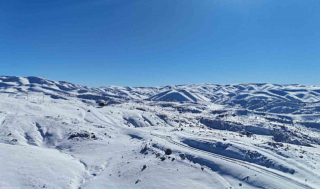 Konya'nın çatısında kar yağışı yüzleri güldürdü