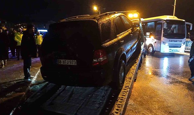 Köprü korkuluklarında asılı kalan cip nehre düşmekten son anda kurtuldu