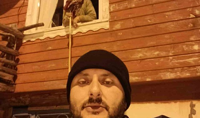 Köy muhtarı yaşlı kadının ilaçlarını 2 kilometre yürüyerek ulaştırdı