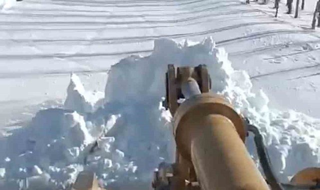 Köy yolları için zorlu mücadele: Kar kalınlığının 2 metreyi aştığı bölgede ekipler aralıksız mesai yapıyor