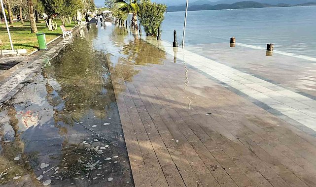 Köyceğiz Gölü taştı, Atatürk Kordonu sular altında kaldı