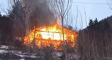 Köyde çıkan yangında bir ev kullanılamaz hale geldi