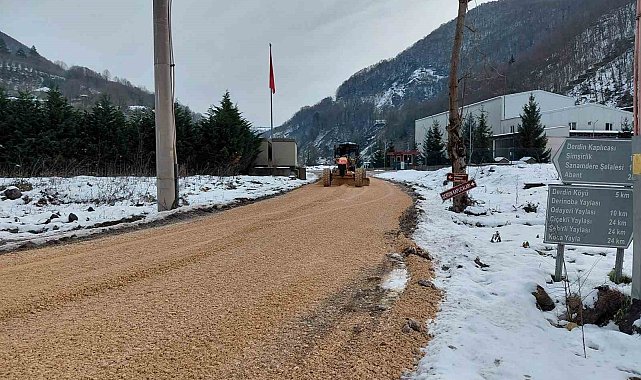 Köylerde yol bakım çalışmaları sürüyor