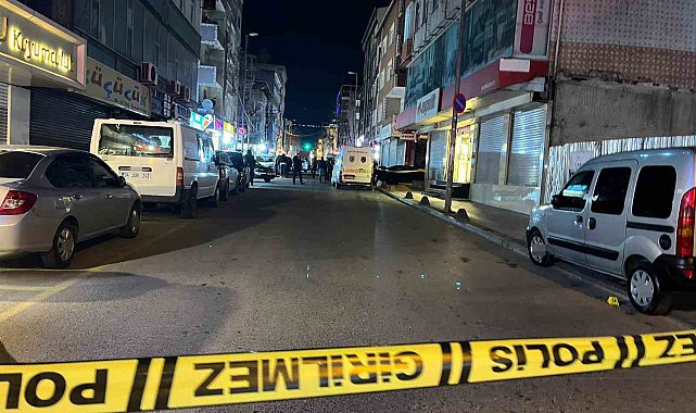 Küçükçekmece'de sokak ortasında silahlı saldırı: 2 ölü, 1 yaralı