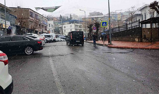 Kulp'ta yağmur yerini kar yağışına bıraktı