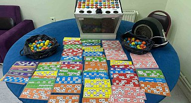 Kumar oynatılan mekana kapıyı ikiye bölerek giren polis, çatıdan kaçmaya çalışanları yakaladı