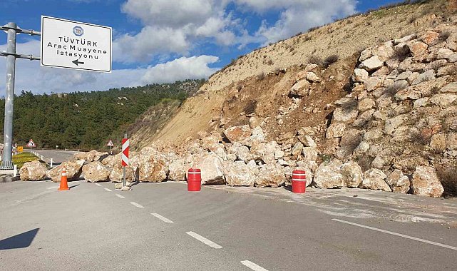 Kumluca-Kemer karayolunda toprak kayması, heyelanı önlemek için örülen duvardaki kayalar yola saçıldı