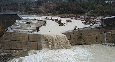 Kuraklıkla kuruyan Deliçay yeniden akmaya başladı, çiftçinin yüzü güldü