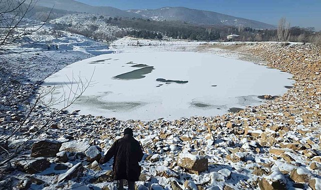 Kütahya'da dondurucu soğuklar göleti tamamen buzla kapladı