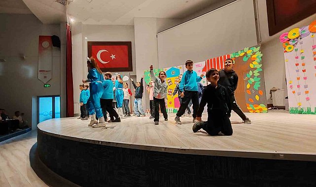 Kütahya'da "Zamanda Aile Yolculuğu" adlı çocuk tiyatrosu son kez sahnelendi