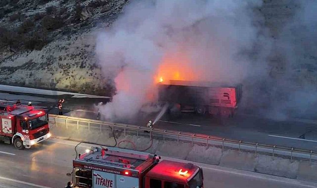 Kütahya'da seyir halindeki tır alevlere teslim oldu