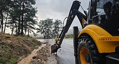 Kuvvetli yağış ve fırtına Antalya'da hayatı olumsuz etkiledi