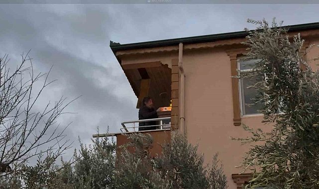 Lodosun etkisiyle alevler komşu binaya sıçradı: Balkondaki alevli eşyaları aşağı attı
