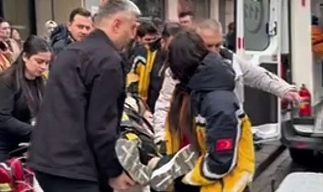 Mağazanın merdivenlerinden düşen kadın hastanelik oldu
