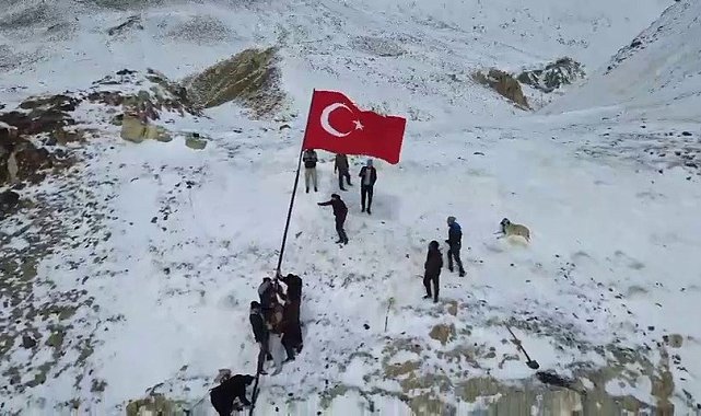 Mahallenin en yüksek tepesine Türk bayrağı diktiler