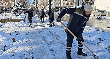 Malatya'da Büyükşehir, karla mücadeleyi sürdürüyor