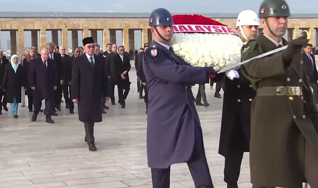 Malezya Başbakanı Enver İbrahim Anıtkabir'i ziyaret etti