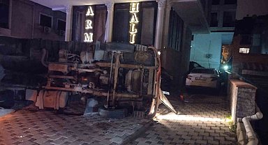 Maltepe'de moloz yüklü kamyonet otomobilin üzerine devrildi