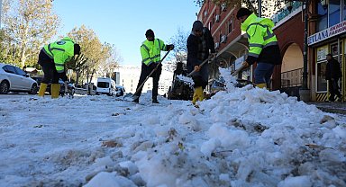 Mardin Yeşilli'de karla mücadele çalışmaları aralıksız sürüyor