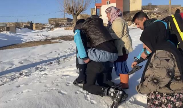 Mardin'de fedakar sağlık personeli: 84 yaşındaki hastayı sırtında taşıdı