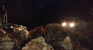 Marmaris'te dev kayalar orman yolunu kapattı