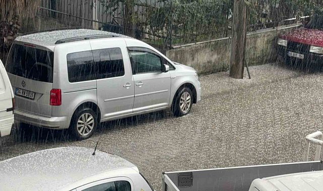 Marmaris'te dolu yağdı, kısa sürede ortalık beyaza büründü