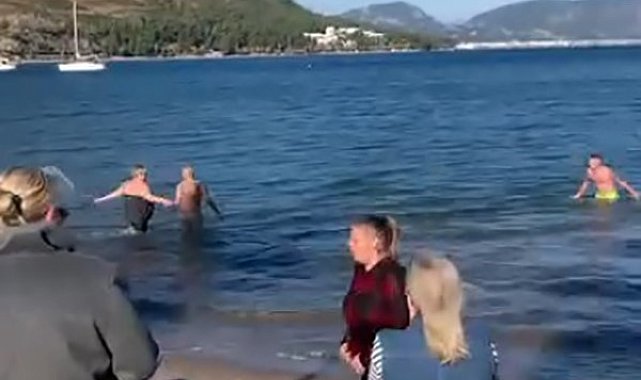 Marmaris'te yaşayan yerleşik yabancılar 2026'yı denize girerek karşıladı