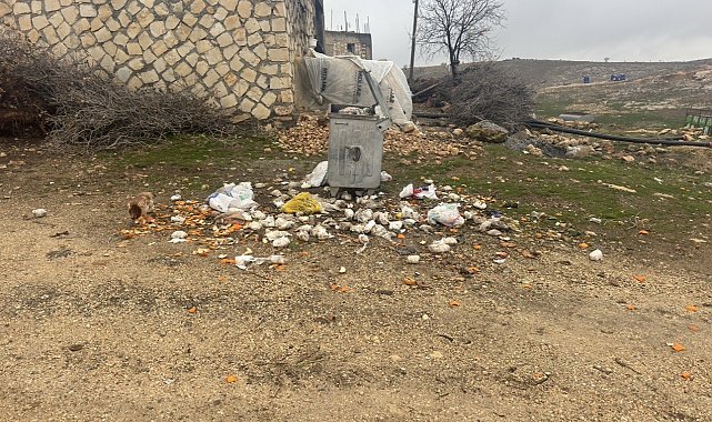 Mazıdağı'nda vatandaşlardan toplanmayan çöplere tepki