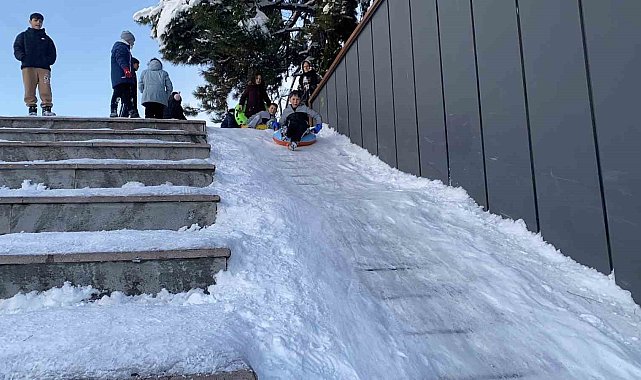Merdiven değil kayak pisti: Bolulu miniklerin kayak eğlencesi