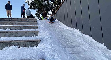 Merdiven değil kayak pisti: Bolulu miniklerin kayak eğlencesi