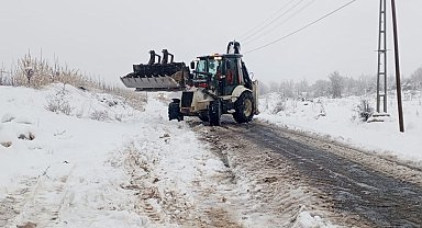 Mersin Büyükşehir Belediyesi ekipleri karla mücadeleye başladı