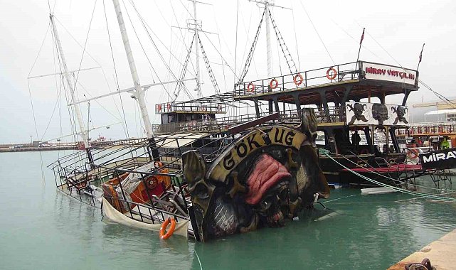 Mersin'de şiddetli yağış ve fırtına gezi teknesini batırdı