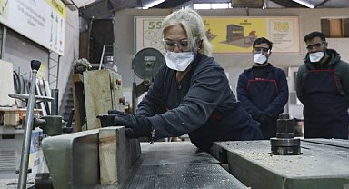 Mersin'de kadın mobilya ustaları yetiştiriyor