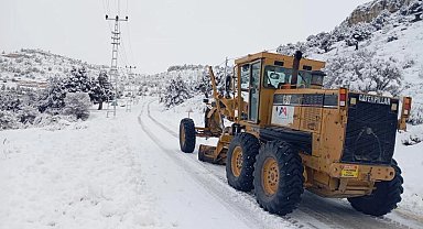 Mersin'de karla mücadele aralıksız sürüyor