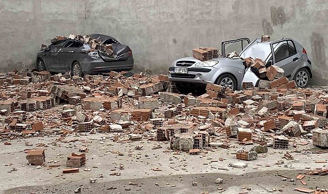 Metruk binanın çatı duvarı otoparka devrildi, 6 araçta hasar oluştu